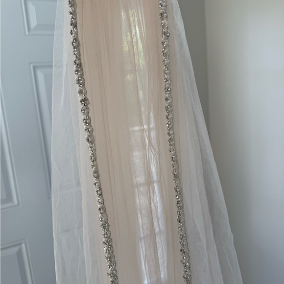 Elegant Cream Hair Veil with Silver Accents - Picture 5 of 11